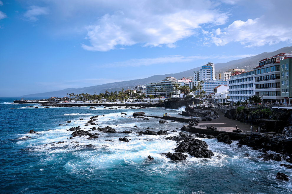 Si quieres alquilar un coche para moverte por la ciudad, para ir a la playa o visitar los alrededores Tenerife es la ciudad más económica para hacerlo con un precio de 167 euros.