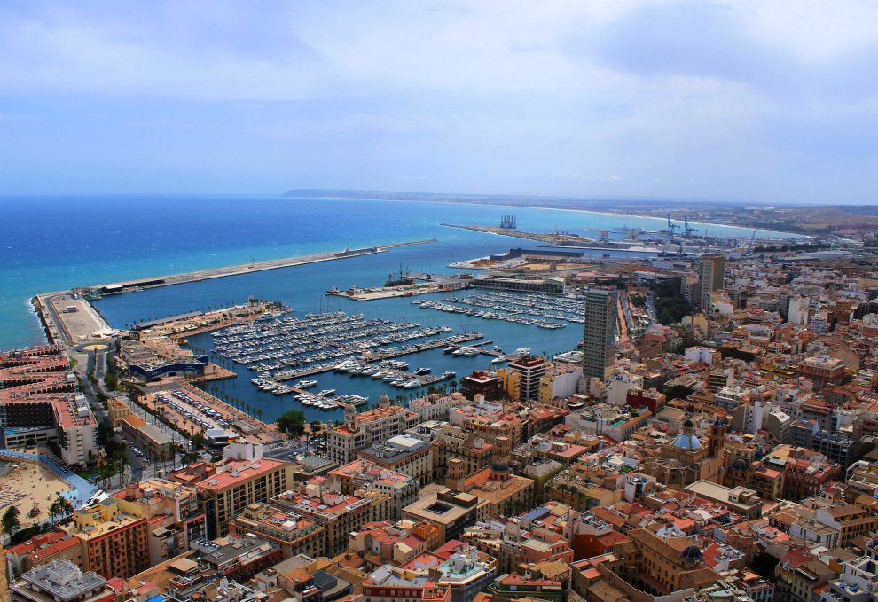 Alicante ocupa el quinto lugar a la hora de alojarse, 444 euros, y el tercer puesto mas barato a la hora de alquilar un vehículo con 312 euros.