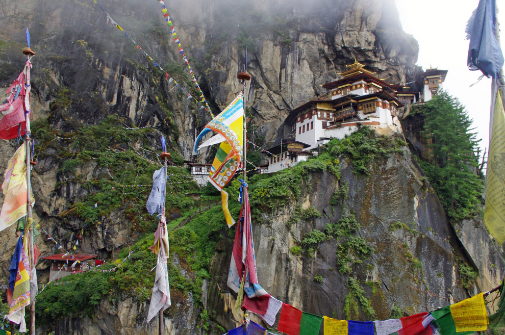 Bellos paisajes montañosos, bosques y selvas exuberantes que se mezclan con impresionantes templos budistas, así es el Reino de Bután. Situado en la cordillera del Himalaya es uno de los países más pequeños y menos poblado del mundo donde el gobierno decide cada año el número de turistas que puede visitar el país.