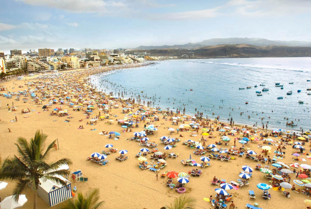 Dentro de la ciudad de Las Palmas de Gran Canaria se encuentra esta playa urbana más famosas de Europa, Las Canteras. Buen clima, aguas tranquilas y todo tipo de servicios  en sus más de dos kilómetros de arena dorada aseguran una escapada perfecta durante todo el año.