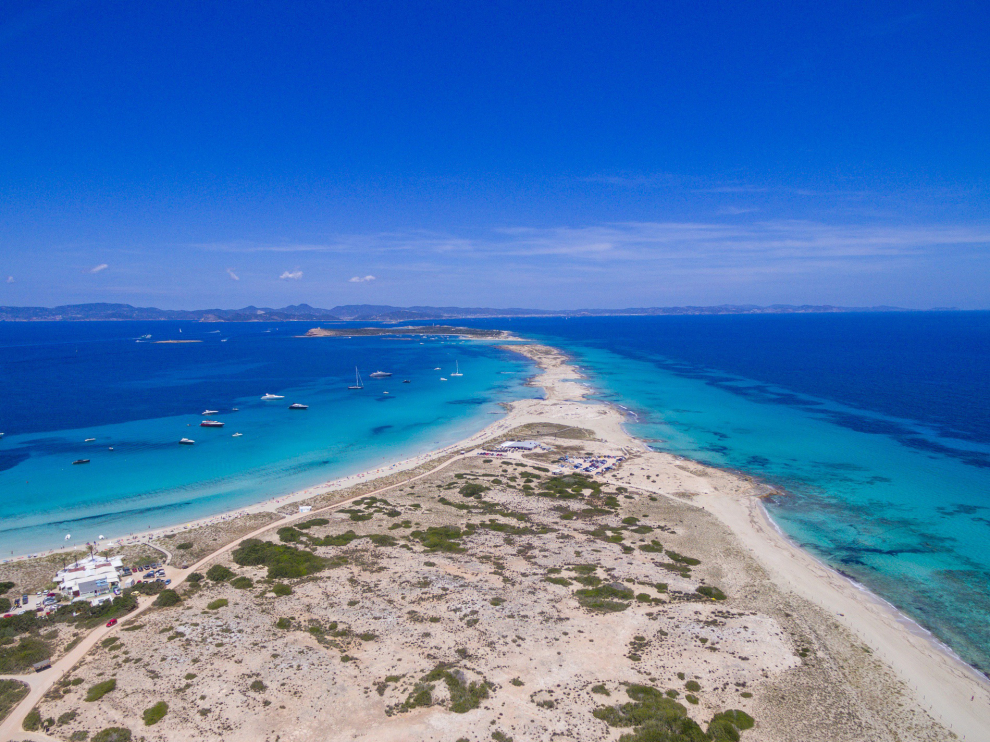 Considerada una de las playas más bonitas del mundo. Dentro del Parque Natural de Salines de Eivissa, al norte de la isla, con más de 450 metros de playa donde disfrutar del paisaje más representativo de la costa de Formentera.