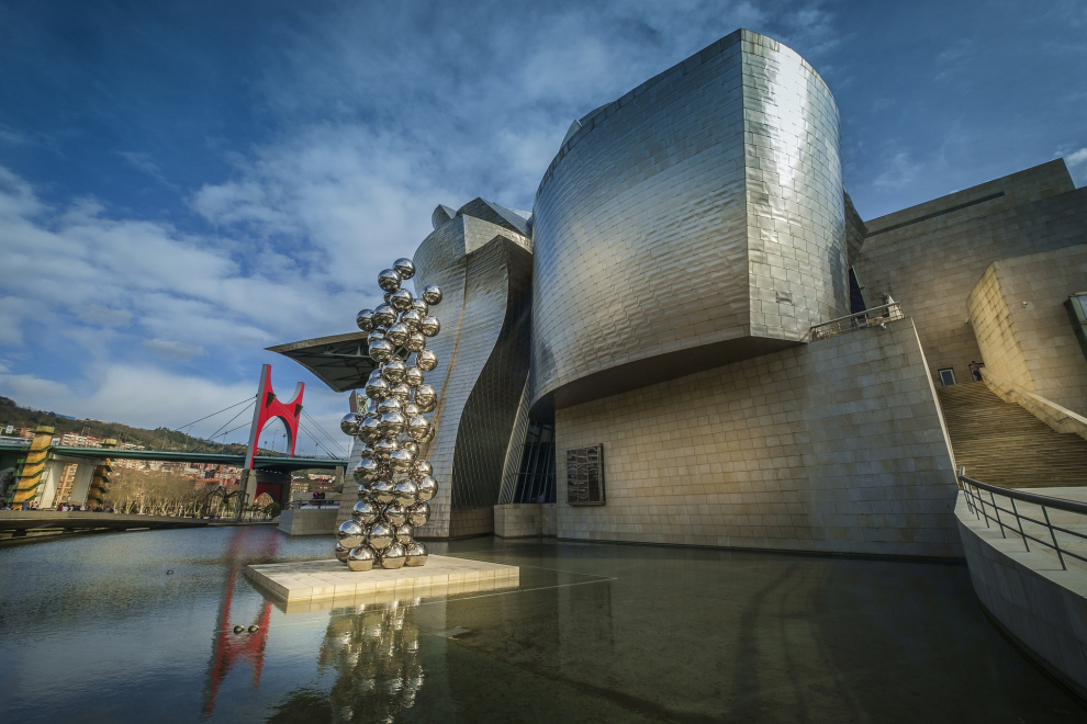 El Museo Guggenheim Bilbao constituye uno de los proyectos culturales más ambiciosos del siglo XX de arte contemporáneo. Entrada gratuita para menores de 18 años.