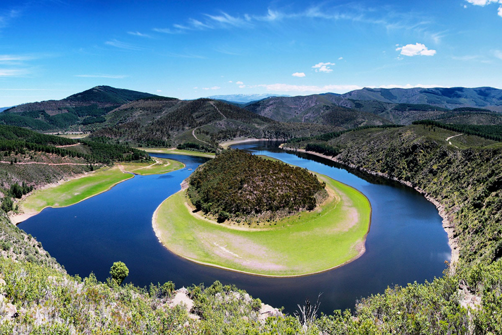 El río Alagón, en la comarca de las Hurdes, dibuja este meandro que sirve de frontera entre Extremadura y Castilla y León.