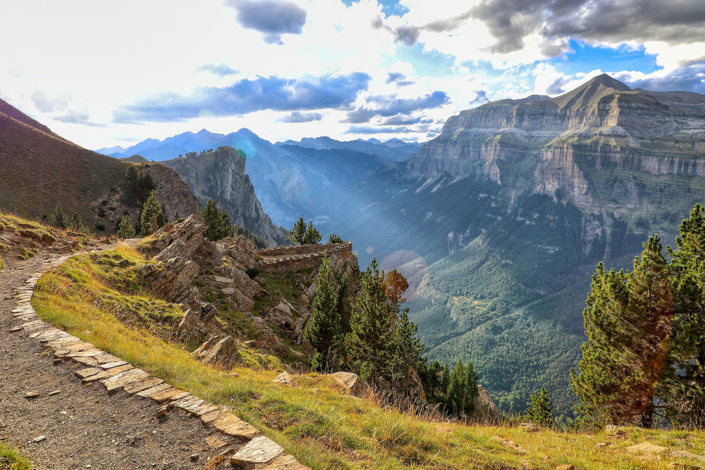 Un conjunto de cuatro valles que se extienden por el macizo calcáreo más alto de Europa, Monte Perdido.