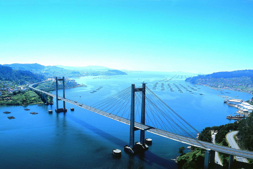 Uno de los puentes más modernos de España. Se abrió al tráfico en 1981, tiene una longitud de 1.558 metros y cada día lo cruzan unos 50.000 vehículos. Esta situado en el estrecho de Rande y une los municipios de Redondela y Moaña. El conjunto de la ría y el puente crea uno de los paisajes más impresionantes de España.
