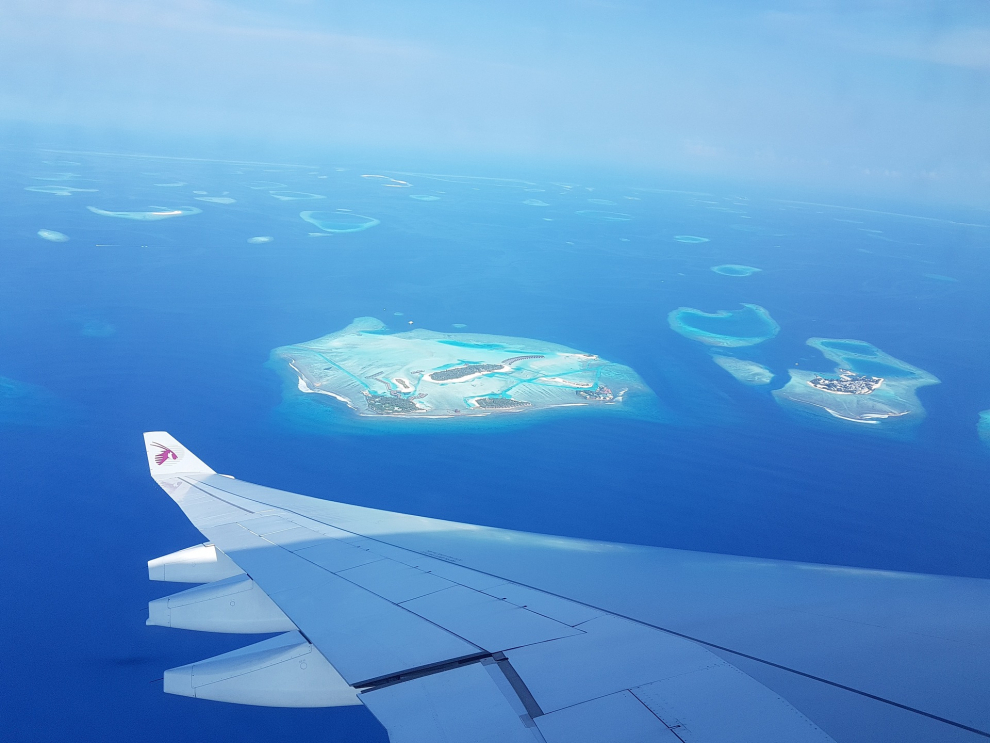 La llegada a las Maldivas siempre es espectacular cuando aterrizas en el Aeropuerto Internacional Velana, cerca de la costa de Malé en la isla de Hulhulé. Cuando se construyó en la década de los 60 tenía una pista de listones de acero, hoy ya es de asfalto estándar, aunque no hay nada estándar en las vistas del Océano Índico salpicado de atolones al llegar a tierra en ambos lados.