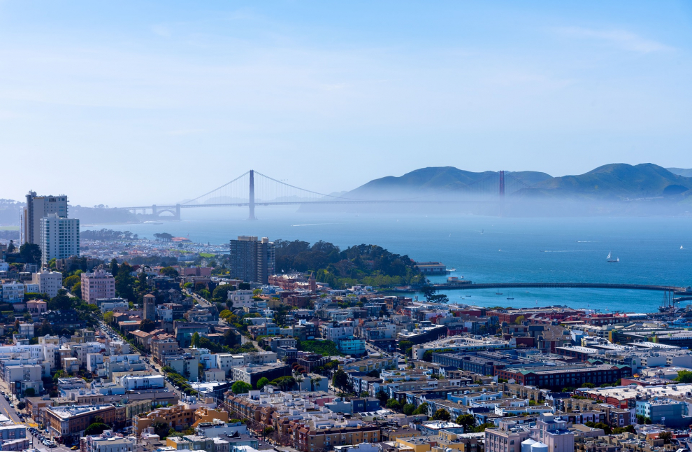 Lo mejor es el despegue, en el que el lado izquierdo te ofrece vistas de la ciudad y del puente Golden Gate antes de que se desplace hacia el este. Al aterrizar, cualquiera de los dos lados debería ofrecerle vistas del agua, con destellos del océano a la izquierda y de la zona de la bahía a la derecha.