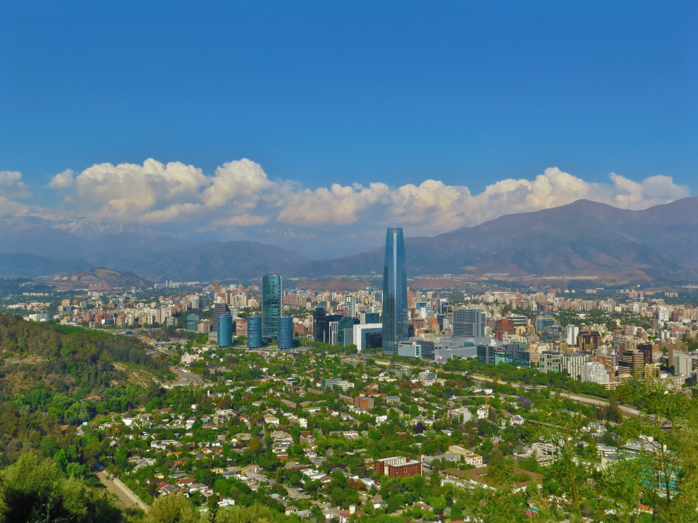 Tendrás unas vistas impresionantes de los Andes a medida que se acerca a Santiago, dando paso a las colinas áridas y luego a las llanuras a medida que entra en la cuenca para aterrizar. Sitúate en el lado izquierdo para no perder de vista los Andes durante todo el trayecto.