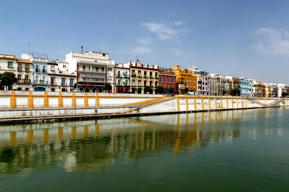 Sevilla tiene un color especial, y la calle Betis es una muestra de ello. Recorre la orilla del río Guadalquivir por el barrio de Triana donde disfrutaremos de una vista única de la Torre del Oro.