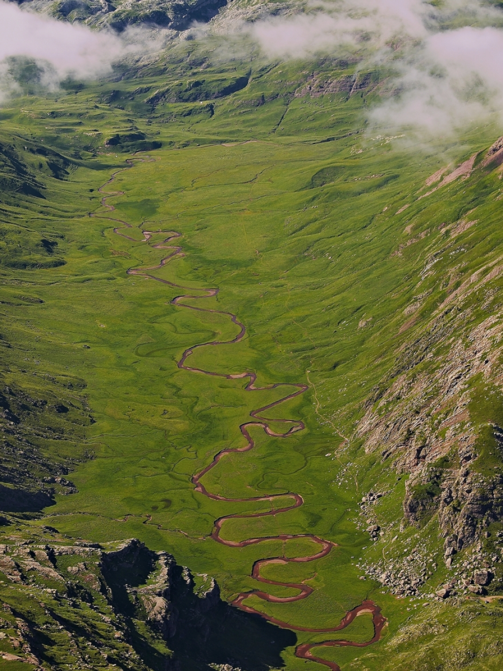Uno de los rincones más hermosos del Pirineo, aguas cristalinas que serpentean formando curiosos meandros.