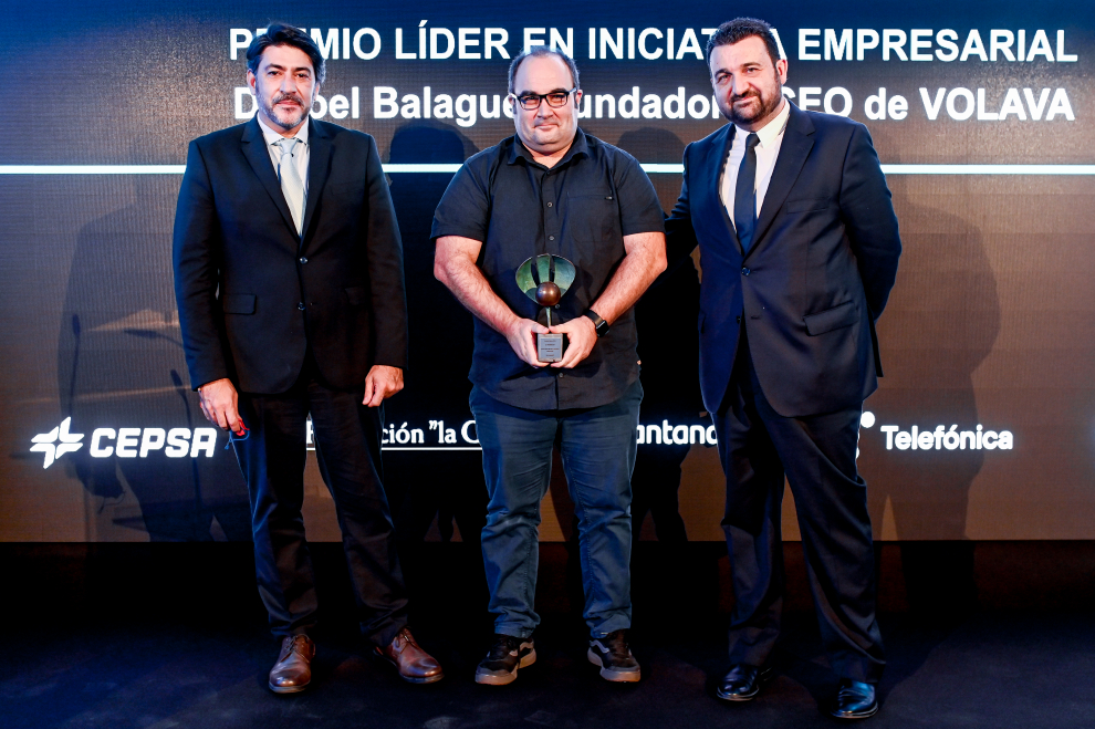 Joel Balagué, Fundador y CEO de VOLAVA, recibe el premio Líder en Iniciativa Empresarial entregado por el Consejero de Transportes e Infraestructuras de la Comunidad de Madrid, David Pérez García junto al director de La Información, Daniel Toledo.