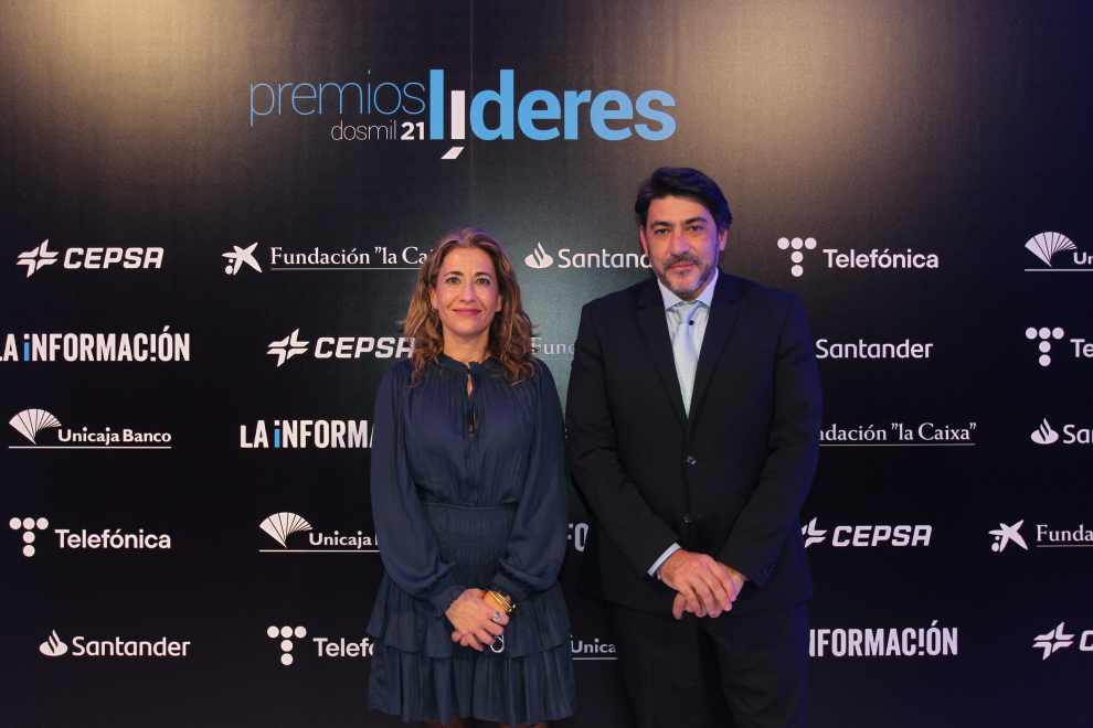 Raquel Sánchez, ministra de Transporte, dialoga con David Pérez, Consejero de Transporte de la Comunidad de Madrid, en la entrega de los Premios Líderes de La Información.