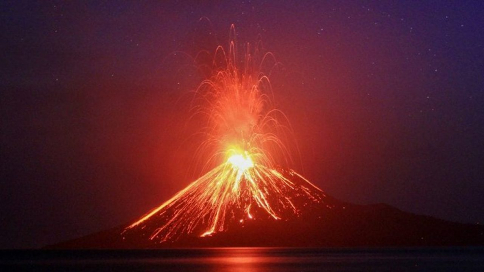 En agosto de 1883 la isla volcánica conocida como Krakatoa, en el estrecho que divide Sumatra y Java, explotó acabando con el 70 % de su isla. La erupción causó más de 36.000 muertes, la mayor parte por los devastadores tsunamis que arrasaron las costas de Sumatra y Java. En 1927 surgió en el mismo lugar una isla llamada Anak Krakatau (hijo de Krakatoa), que en 2018 entro en erupción provocando un tsunami que acabó con la vida de 439 personas.