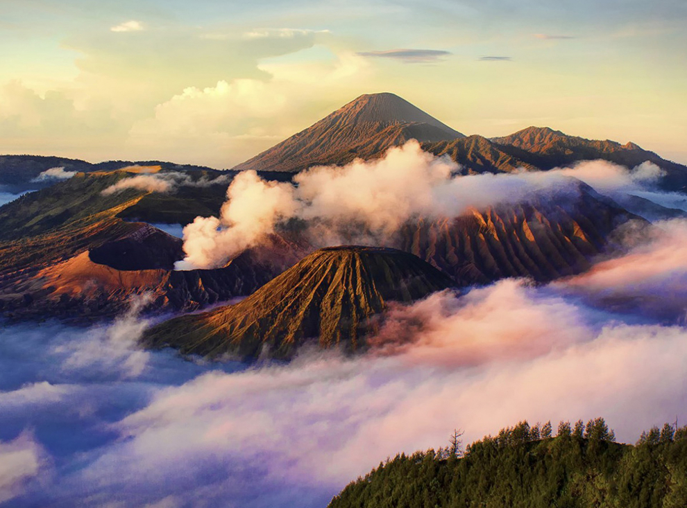 Un volcán activo que se eleva a unos 2.329 metros en el este de la isla de Java, no es el pico más alto del macizo pero si el más conocido y un gran atractivo turístico. Cuenta con más de 50 erupciones en los últimos dos siglos, la erupción de 2004 fue una de las más violentas.