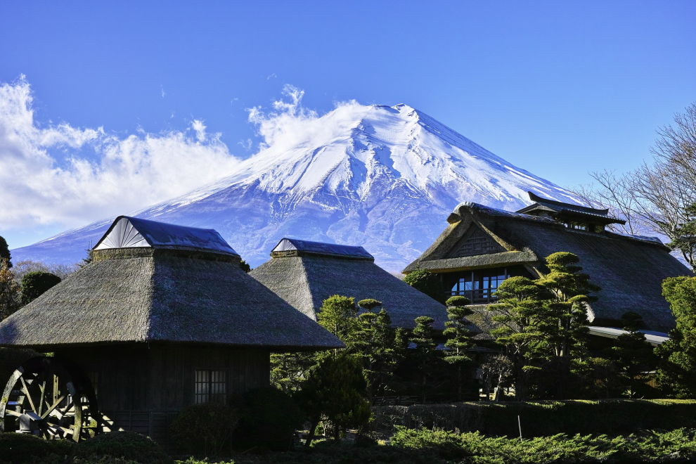 Es uno de los paisajes más venerado de Japón, forma parte de las tres montañas sagradas del país. Catalogado como un volcán joven, formado hace 100.000 años, su ladera esta llena de santuarios budistas y elementos destacados de la cultura nipona. Es el pico más alto de la isla de Honshu y de todo Japón con 3.776 metros.
