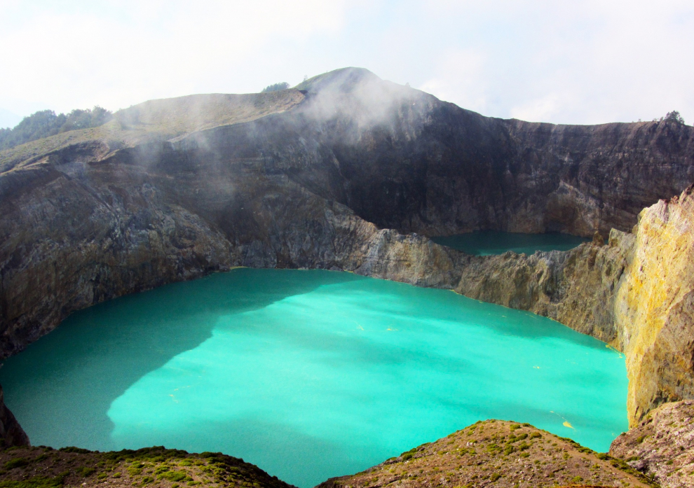 Un volcán inactivo que atrae a miles de turistas para contemplar el cambiante color del agua de sus tres lagos volcánicos. Situado cerca de la ciudad de Moni en el centro de la isla de Flores en Indonesia a 1.639 metros de altitud.
