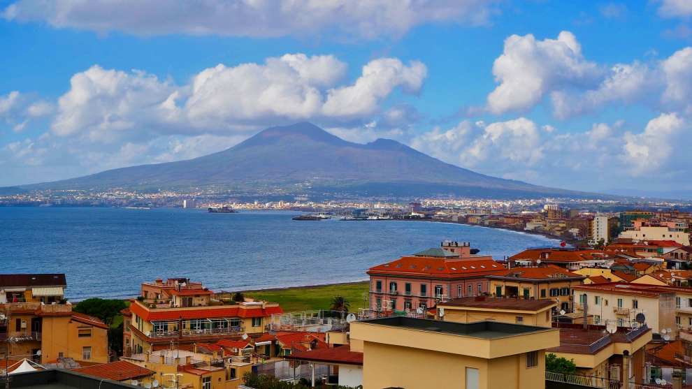 Es uno de los volcanes activos más peligroso y conocido del mundo. Ubicado frente a la bahía de Nápoles, a unos nueve kilómetros de la ciudad. La erupción del Vesubio del año 79 fue una de las más famosas y mortíferas de la historia de Europa, sepultó bajo sus cenizas las ciudades de Pompeya y Herculano. Su última erupción fue en marzo de 1944 y su elevación es de 1.281 metros.