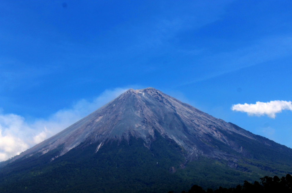 Es la montaña más alta de Java con 3.676 metros de altitud, el volcán es uno de los más activos y peligrosos llegando a expulsar rocas a más de 300 metros de distancia del cráter.