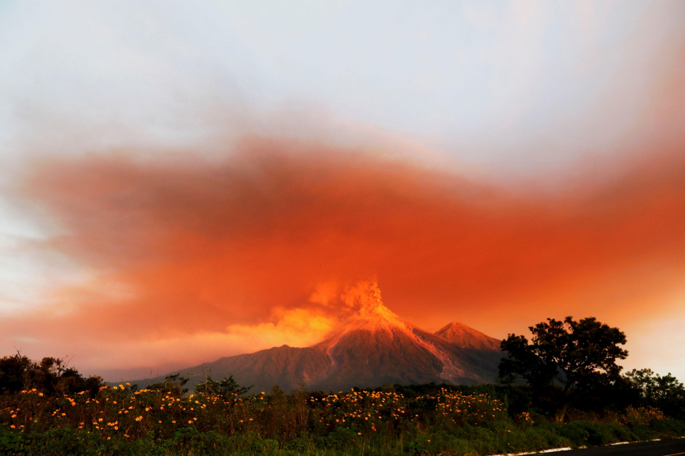 Situado a 3.763 metros de altitud en el centro de Guatemala es el volcán más activo de Centroamérica y uno de los más activos del mundo. La erupción del 3 de junio de 2018 sepultó la localidad de San Miguel Los Lotes causando la muerte de cientos de personas.