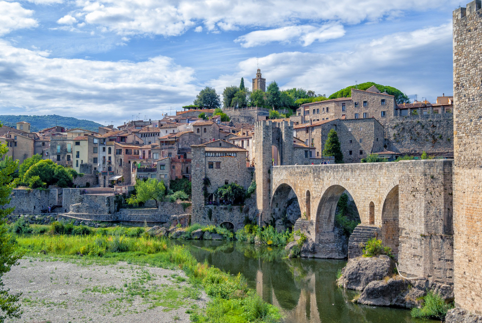 El río Fluviá atraviesa este pueblo medieval. Desde su puente, del siglo XII y de 150 metros de longitud, tenemos una de las vistas más imponentes de la región. La localidad ofrece la posibilidad de perderse en su judería o visitar la monumental Iglesia de Sant Vicenç.