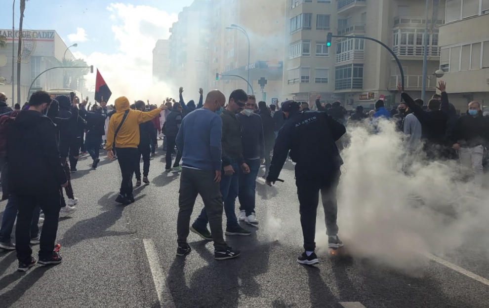 La policía ha tratado de disolver a los manifestantes con botes de humo.