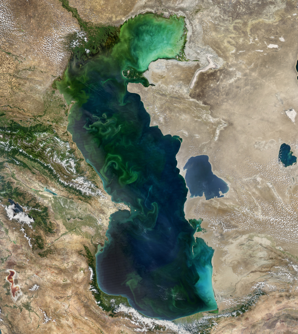 Esta considerado el lago salado más grande del planeta con una superficie de 371.000 kilómetros cuadrados. Sus aguas cuentan con una gran biodiversidad donde destaca la foca del Caspio.