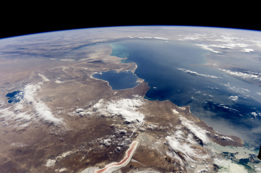 El mar Caspio en realidad es un lago, se extiende por Azerbaiyán, Turkmenistán, Rusia, Irán y Kazajistán.