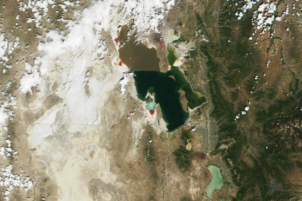 El lago está rodeado por bosques y  su superficie permanece congelada durante más de siete meses al año.