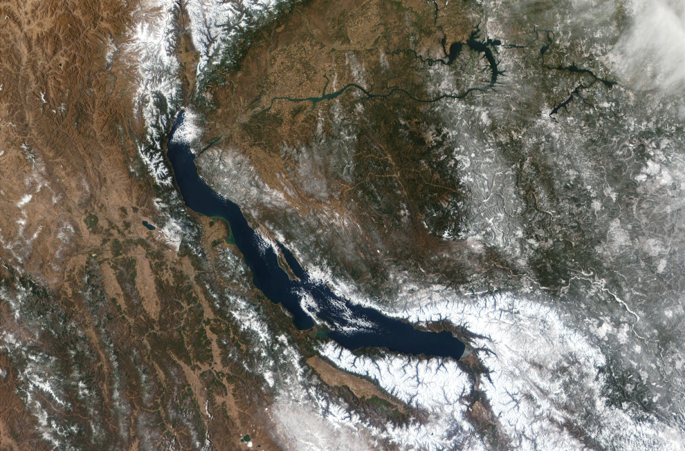 Es el lago más antiguo y profundo del mundo, cuenta con una extensión de 31.722 kilómetros cuadrados y se encuentra en la región montañosa de Siberia.