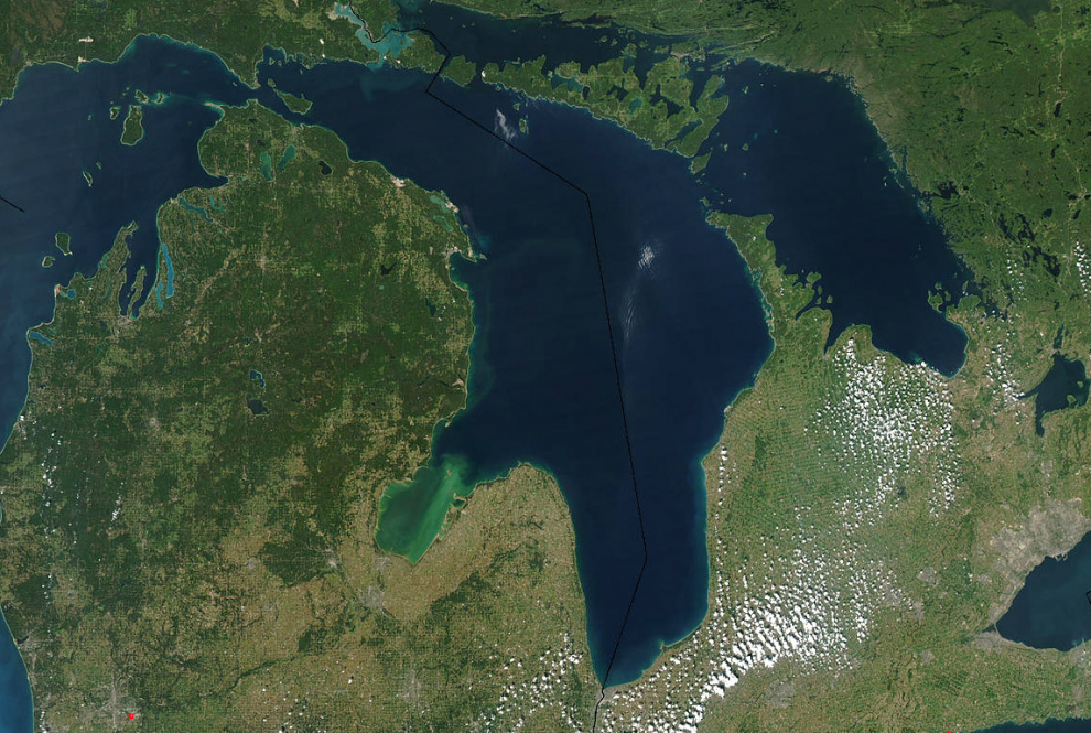 El lago se alimenta de las aguas del lago Superior y las del Lago Míchigan, cuenta con una abundante pesca.