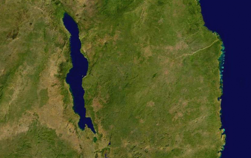 También conocido como lago Nyasa o Malaui, es el cuarto lago de agua dulce del mundo con una superficie de 29.600 kilómetros cuadrados.