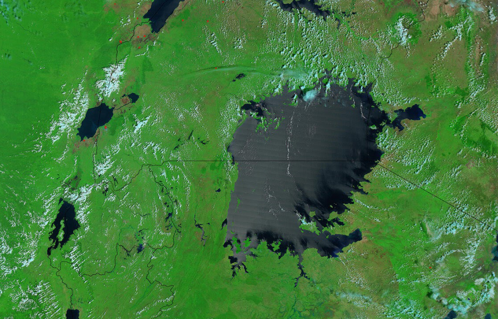 Bordea Uganda, Kenia y Tanzania, siendo el lago más grande de África y el tercero más grande del mundo.