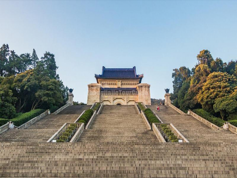 En este mausoleo, en la ciudad de Nankín, esta enterrado Sun Yat-sen, primer presidente de la República de China y considerado el padre de la China moderna, a la entrada del mausoleo se accede por una escalinata de 392 peldaños.