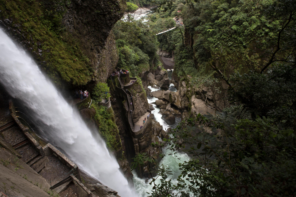 Tres saltos de agua de más de 100 metros de altura en los Andes de Ecuador, provincia de Tungurahua. Las escaleras están talladas a mano en la roca y conducen hasta un mirador con vistas impresionantes