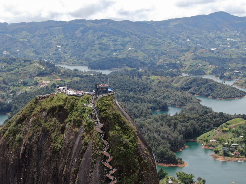 Un monolito de granito de 220 metros de altura en Guatapé, Colombia. Para llegar a la cima y disfrutar de unas vistas únicas hay que superar 715 escalones.