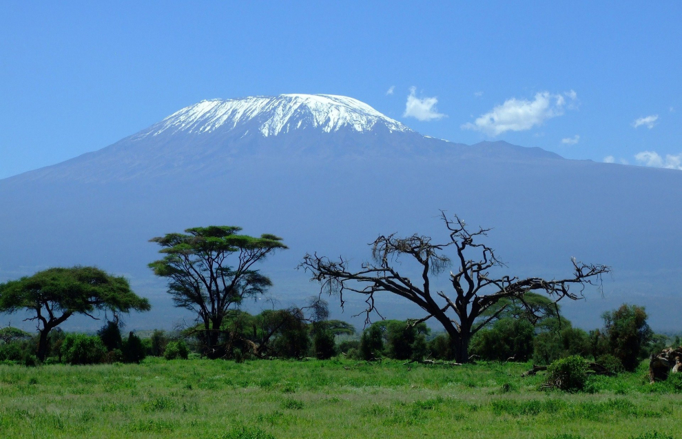 El Kilimanjaro es la montaña más alta de África con 5.895 metros de altitud. Diversos estudios muestran que su cumbre, siempre nevada, ha perdido el 85% de la nieve acumulada. Dentro de 15 años las zonas heladas del Kilimanjaro se habrán derretido por completo.