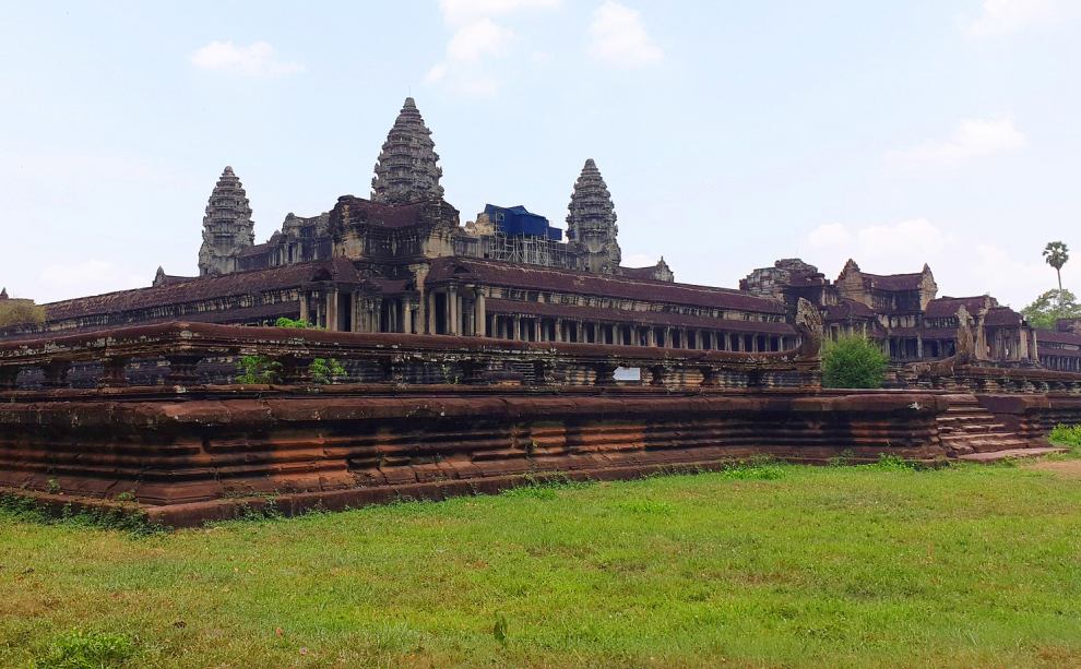 El templo Angkor Wat el el templo más grande y mejor conservado de Angkor, Camboya, declarado en 1992 Patrimonio Mundial de la Unesco. La sobreexplotación de las aguas subterráneas por parte de los complejos turísticos cercanos pone en grave peligro los cimientos del templo.