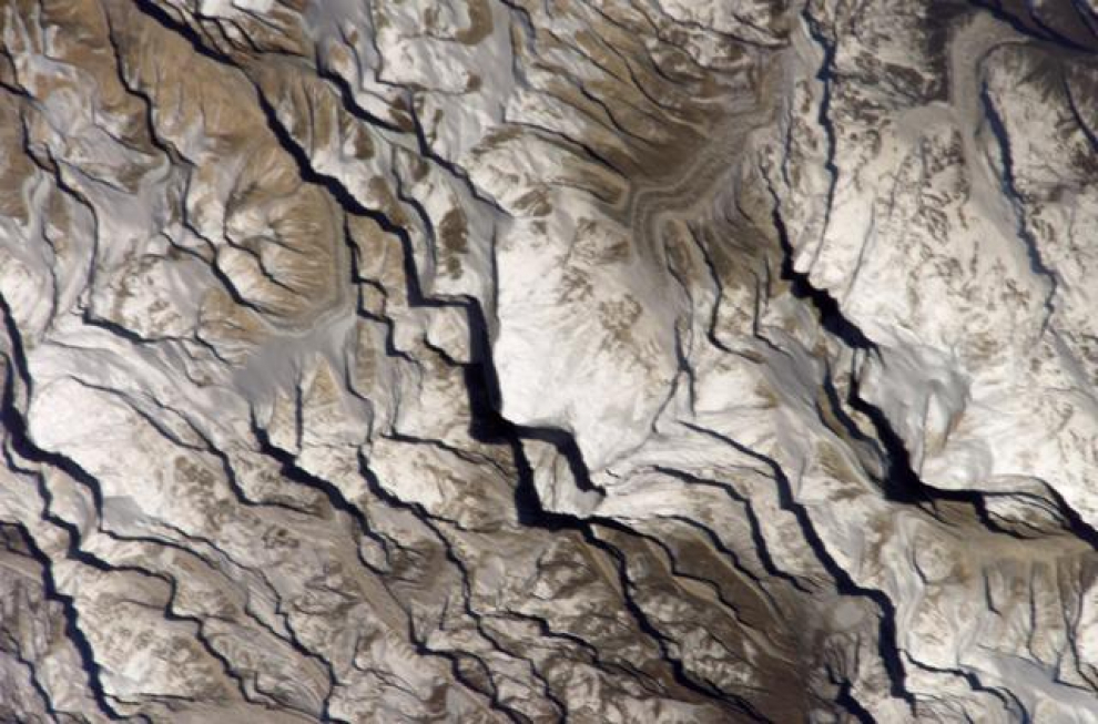 Daniel W. Bursch, astronauta de la NASA, captó esta imagen del Everest durante un vuelo de la expedición 4.