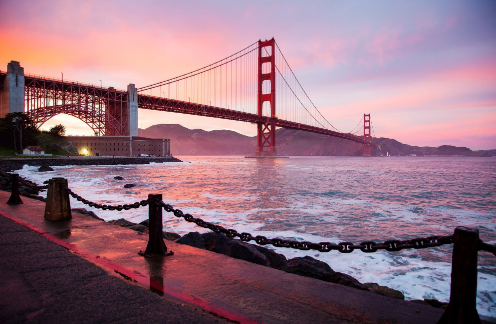 Construido en acero, une la península de San Francisco por el norte con el sur del condado de Marin, cerca de Sausalito. Antes de su construcción, la única forma de cruzar la bahía era el ferry. Después de años de dificultades en su construcción, el puente Golden Gate fue inaugurado en el año en 1937. Es el símbolo más querido y representativo de la ciudad de San Francisco.