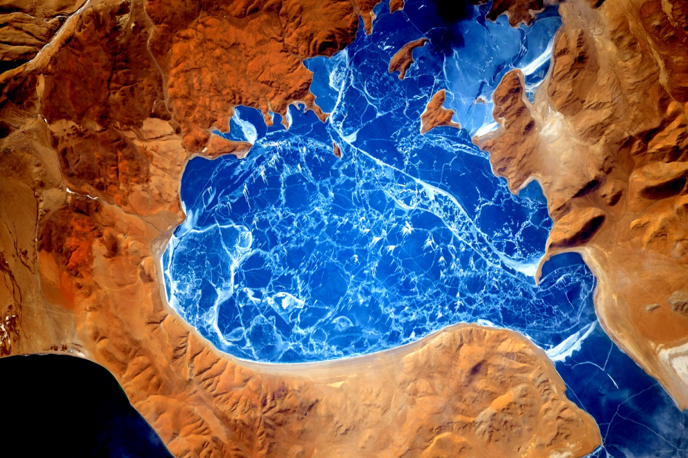 Esta fotografía de un lago congelado en el Himalaya fue tomada por Scott Kelly, astronauta de la tripulación de la Expedición 46 de la NASA.