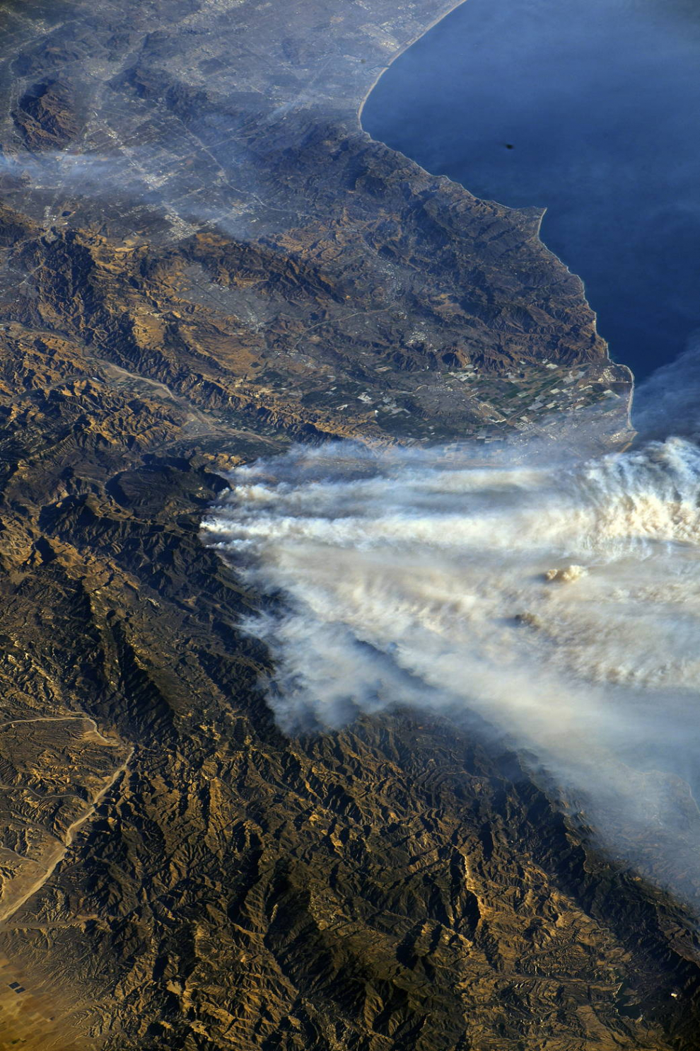 El astronauta de la NASA, Randy Bresnik, captó esta fotografía de los incendios forestales en el sur de California durante la Expedición 53 de la ISS.