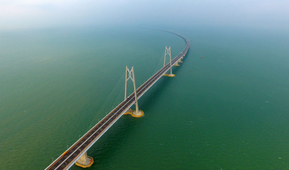 Es el puente más largo del mundo, 164,8 kilómetros de longitud, por el que transita la línea ferroviaria de alta velocidad entre Pekín y Shanghái a 300 kilómetros por hora. Un bello recorrido que atraviesa ríos, lagos, tierras bajas y arrozales, además, de 22 túneles que suponen más de 16 kilómetros de vía. En su construcción se usaron 450.000 toneladas de acero y 2,3 millones de metros cúbicos de cemento. Se inauguró en junio de 2011.