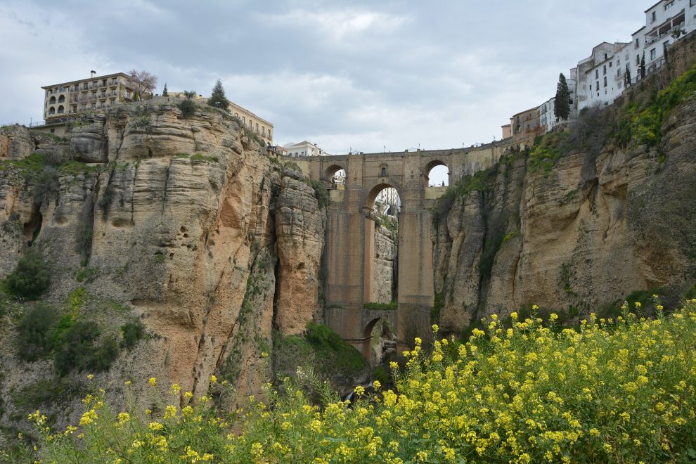 El puente Nuevo de Ronda es uno de los puentes uno más impresionantes del mundo. Fue construido entre 1759 y 1793, une las zonas histórica y moderna de la ciudad malagueña de Ronda salvando el Tajo de Ronda, una garganta de más de 100 metros de profundidad excavada por el río Guadalevín.