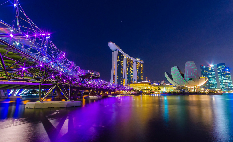 En la desembocadura del río Singapur encontramos este impresionante puente futurista construido de acero inoxidable y en forma de hélice que cuando llega la noche cobra vida gracias a su iluminación.