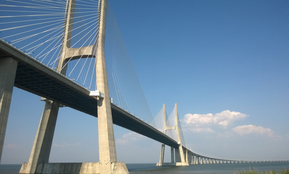 Situado en el estuario del río Tajo, este puente es uno de los más largos del Viejo Continente y todo un símbolo de Portugal. Construido para la Expo de Lisboa de 1988, une el norte y sur de Portugal. La longitud del puente hace que en días nubosos sea imposible ver el otro lado.