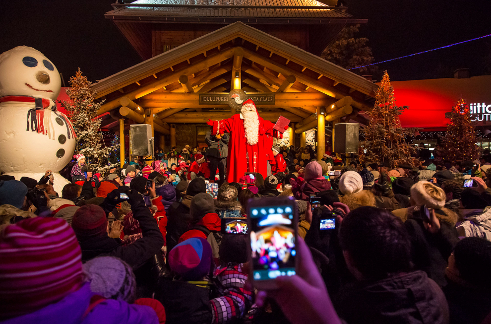 Si has pensado pasar la Navidad en la casa de Santa Claus solo puedes hacerlo en un lugar, en Rovaniemi. Cada año, esta localidad de la Laponia Finlandesa, atrae a más de 500.000 personas de todos los rincones el mundo, con un poco de surte podrás contemplar el espectáculo de las auroras boreales que son visibles 200 noches cada año.