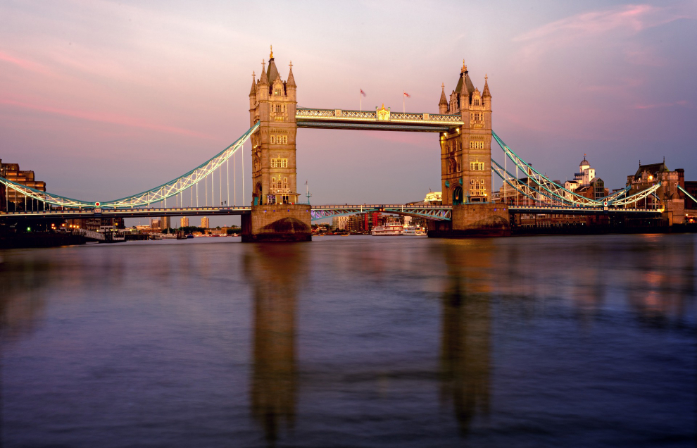 El Tower Bridge de Londres es un puente levadizo que cruza el río Támesis. Para no afectar al creciente tráfico fluvial, se tomó la decisión de crear un puente levadizo accionado por máquinas de vapor, que se vería finalizado en 1894, después de 8 años de construcción. Se sitúa cerca de la Torre de Londres, que le da nombre.