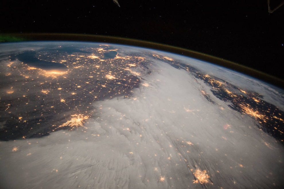 El astronauta de la NASA Barry Wilmore tomó esta fotografía nocturna mientras volaba sobre los Grandes Lagos y el centro de Estados Unidos durante la Expedición 42.