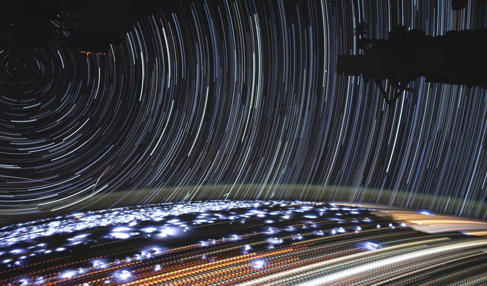 Este rastro de estrellas, de larga exposición, fue tomada por Christina Kock desde la ISS.