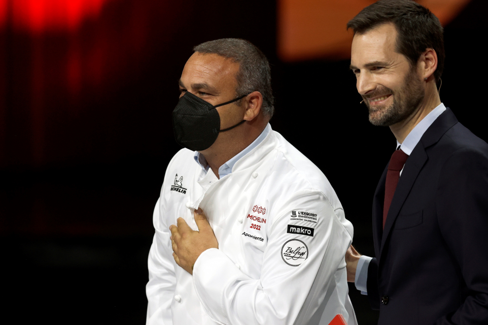 El chef Angel León recibe la tercera estrella Michelin, durante la gala Guía Michelin España y Portugal 2022